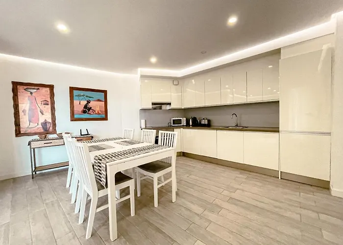 Апартаменты 3-bed Flat, Ocean Garden, Heated Pool, Parking, Pp207 *