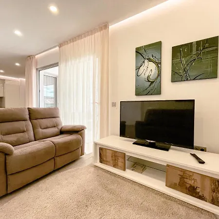 3 Bedroom Ocean Garden Apartment, Heated Pool & Parking, Pp207