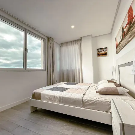 3-bed Flat, Ocean Garden, Heated Pool Parking Apartment *