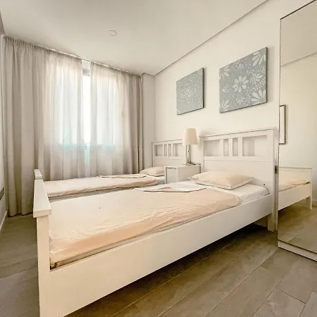 Apartment 3-bed Flat, Ocean Garden, Heated Pool Parking