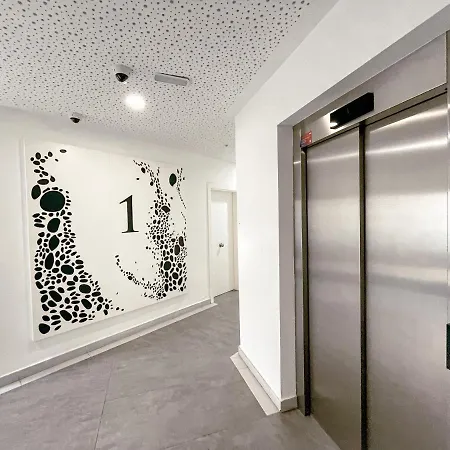 3 Bedroom Ocean Garden Apartment, Heated Pool & Parking