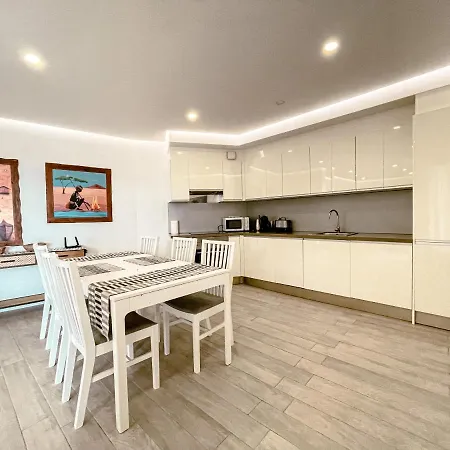 Apartment 3-bed Flat, Ocean Garden, Heated Pool Parking *